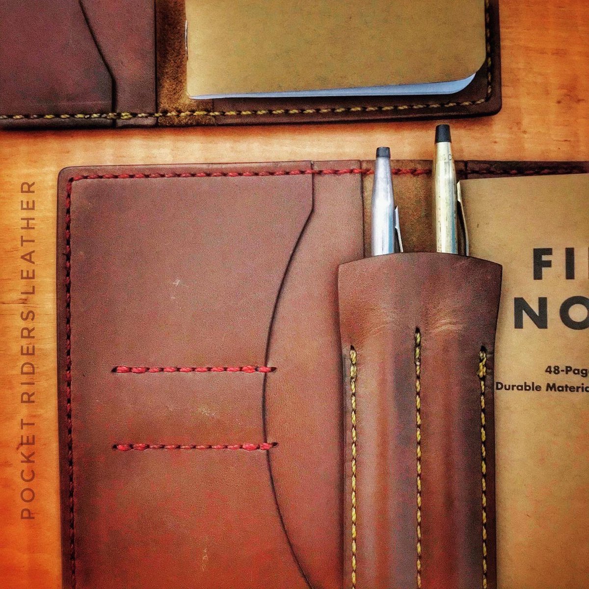 PocketRiders's tweet photo. For all your notes in the field.
**********************
#pocketridersleather #handmade #leathergoods #durablegoods #qualitygoods #saddlestitch #accessorios #cuero #hechoamano #everydaycarry #travelessentials #funda #libreta #fieldnotesbrand #fieldnotescover #pensleeve #crosspens https://t.co/LxdutgresQ