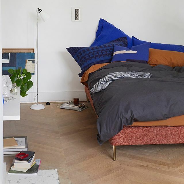 With a rainy weekend on the horizon we’re skipping our usual out and about post in favour of this cosy interior featuring a gorgeous bed from @jmarshallbeds . The newest brand from heritage British brand <a href="/vispringbeds/">Vispring Mattress</a> , J.Marshall launched late last year… ift.tt/2vfvJqQ