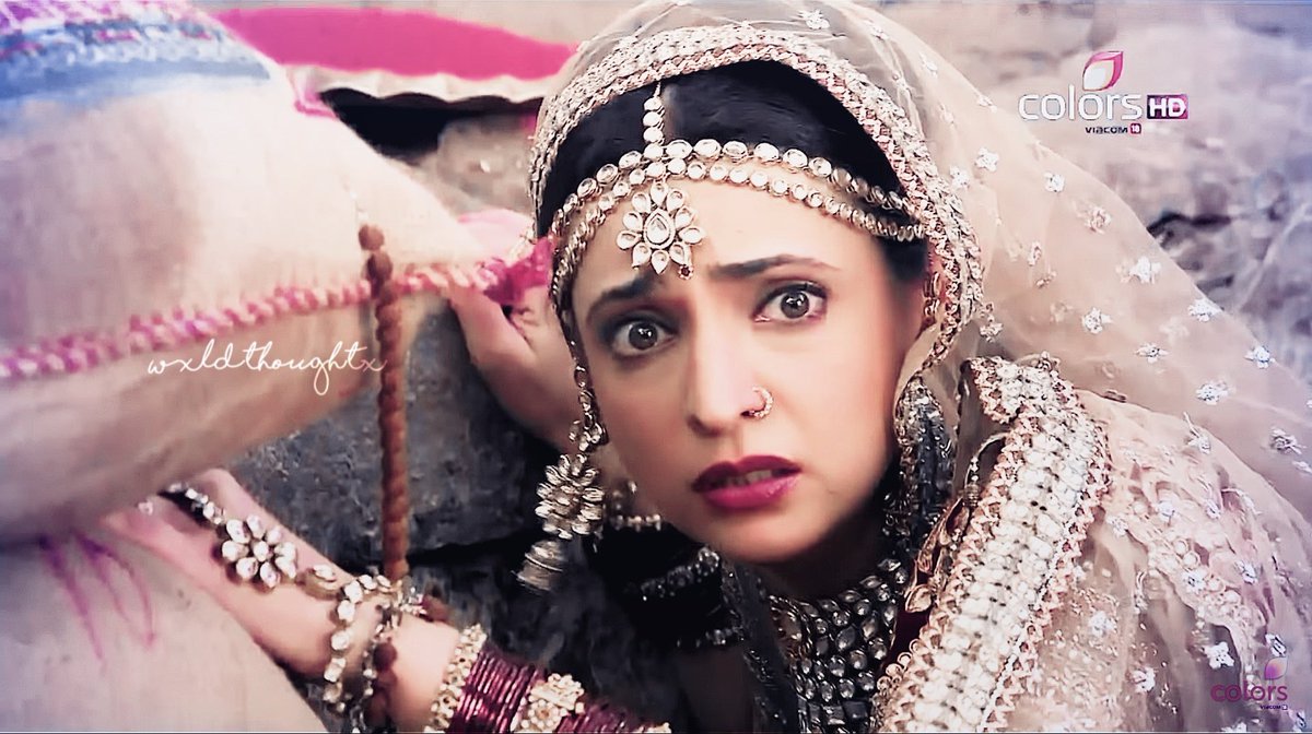 She can wordlessly show hate, fear, anger, conflict and inner turmoil. Her facial expressions, body language and tone of voice as Parvati is amazing! #SanayaIrani  #Rangrasiya