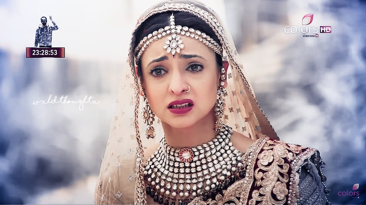 She can wordlessly show hate, fear, anger, conflict and inner turmoil. Her facial expressions, body language and tone of voice as Parvati is amazing! #SanayaIrani  #Rangrasiya