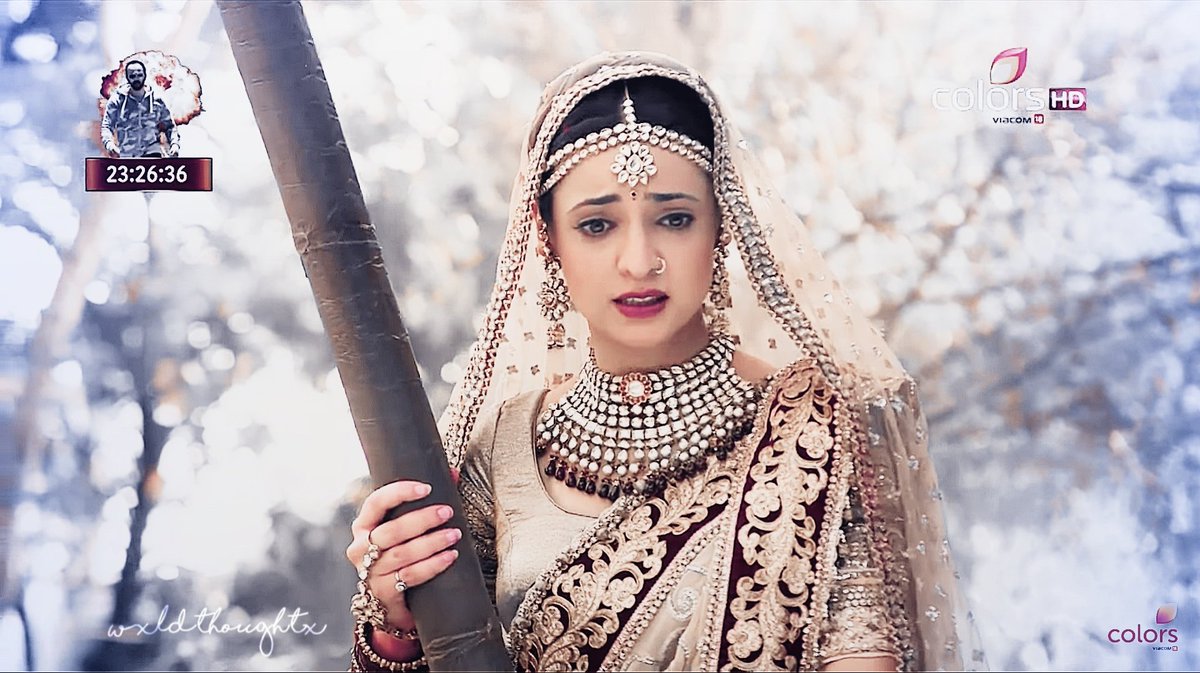 She can wordlessly show hate, fear, anger, conflict and inner turmoil. Her facial expressions, body language and tone of voice as Parvati is amazing! #SanayaIrani  #Rangrasiya