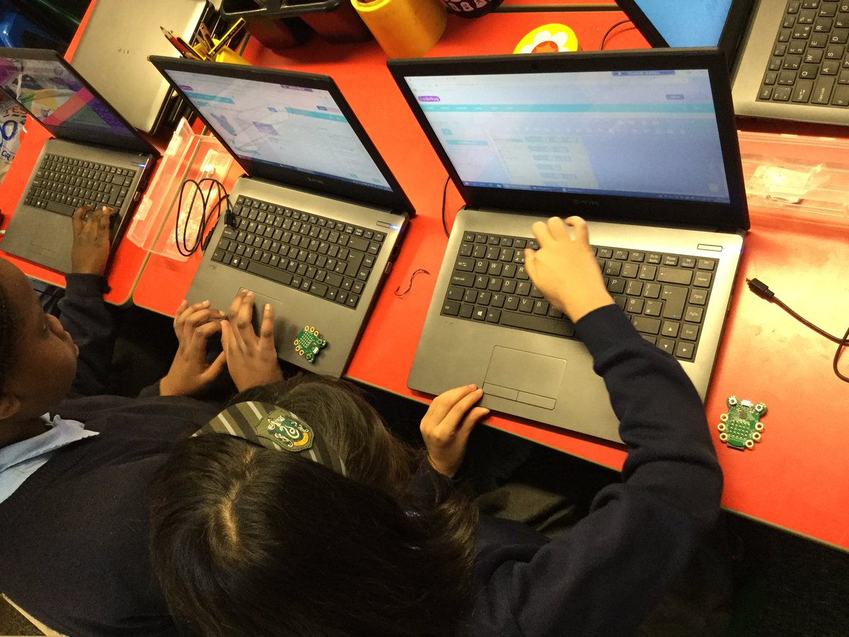 MerseyVale's tweet image. Great to see learners working together #tinkering and testing out ideas using @_codebug during Golden Time this morning #primarycomputing #wecancode