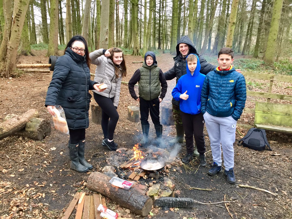ElemoreForestS1's tweet photo. Some of our year 8 students making the most of the opportunity at Forest school today, making bacon sandwiches! #forestschool #forestschooluk #outdoored #campfirecooking #campfire #baconsarnies #baconsandwiches https://t.co/ZSXChoHL8k