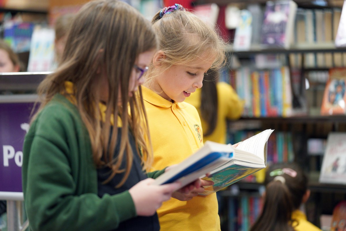 Llai na wythnos i fynd!! 🎉

Eleni ar Ddiwrnod y Llyfr, #RhannwchStori ac anogwch pobl i ddarllen am gyn lleied â deg munud bob dydd. Codwch lyfr heddiw! 📚

#DiwrnodYLlyfr