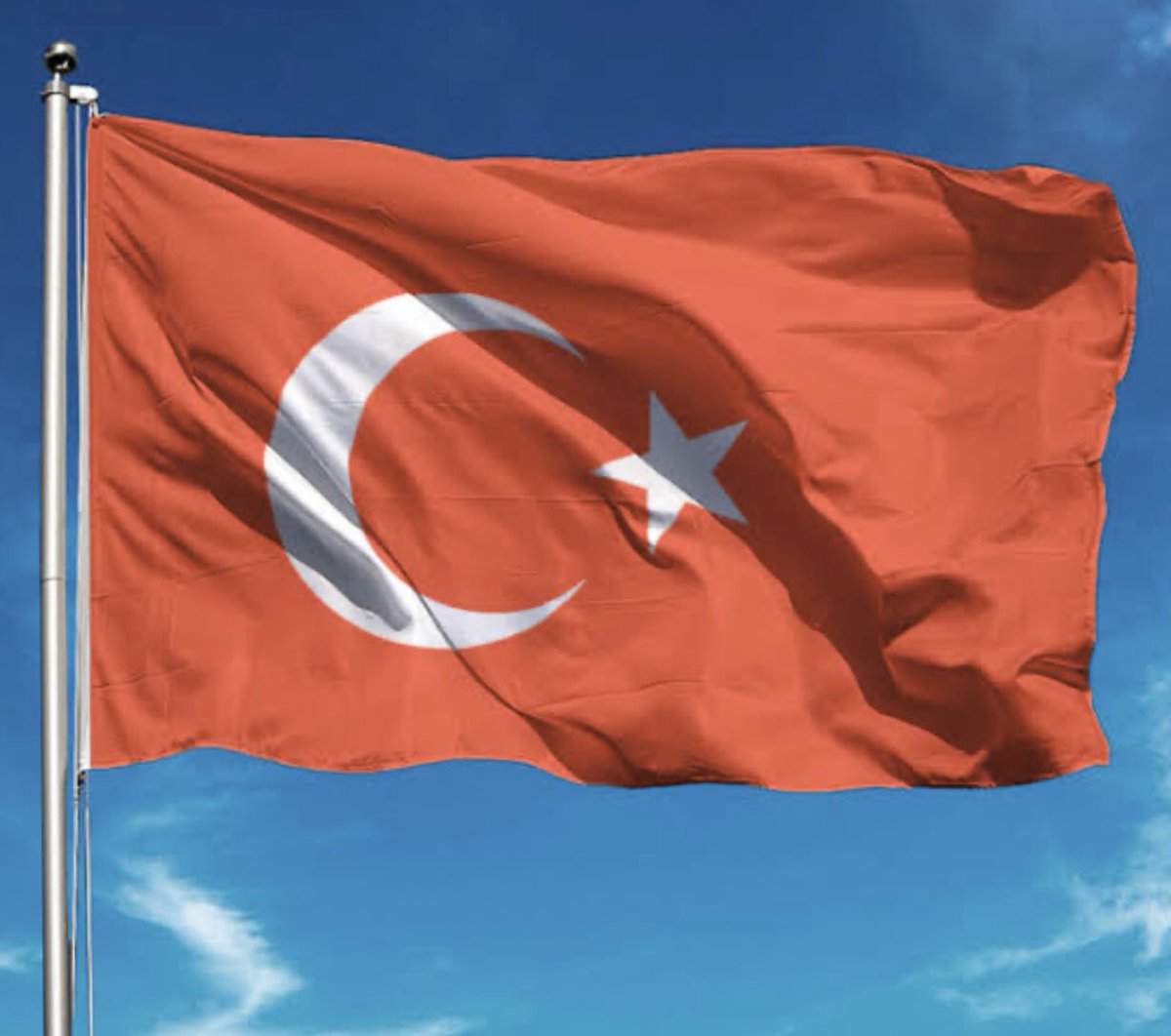 sinemcan2782's tweet photo. Acı bir haykırışla inledi dağlar
Mehmedi vurdular kanlar içinde 
Yere göğe sığmaz bedeni
Gözü yaşlı anası babası Yâr’i çocuğu
Dolmaz yerin 
Anlatacak sözcük yok sabır tükendi 
Sen de şafak bitti, bizde gözyaşı
Toprağın bol mekanın cennet olsun  
Ey şehit oğlu #sehidimizvar https://t.co/LCglJIkTOa