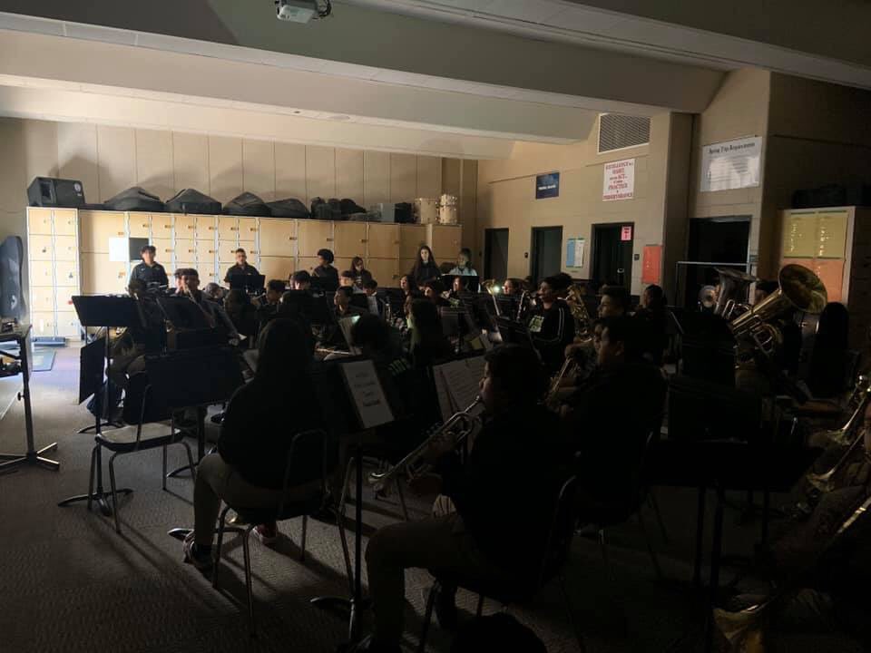 NISDRossBand's tweet photo. What do you do when you randomly lose electricity? Open the doors, and continue rehearsing! #ProfessionalYoungMusicians #LegendaryRebelBand Fortunately when I needed to help the horns with their part, our lights came back so I could use the keyboard! #technologyFTW @NISDRoss https://t.co/Ai8aVJdfpm