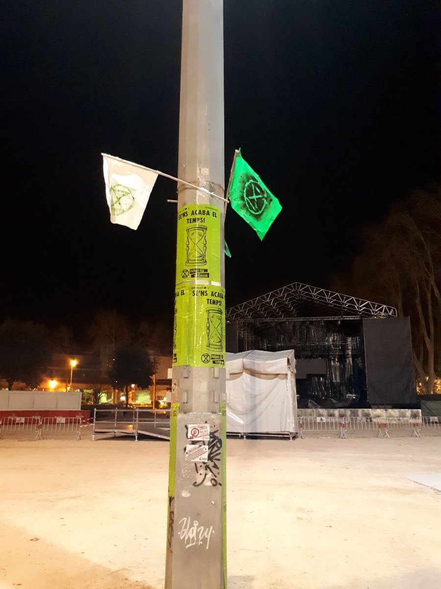 XRGirona's tweet photo. Lluita sí, festivitat també!
Ahir vam participar i compartir, amb les companyes de @TarlaRebel @MCriticaGirona i BiciCrucis, la pedalada més reivindicativa dels últims temps a Girona.

Per unes Barrakes combatives i sostenibles!

#Desmadrenat https://t.co/yoSDsuUaYe