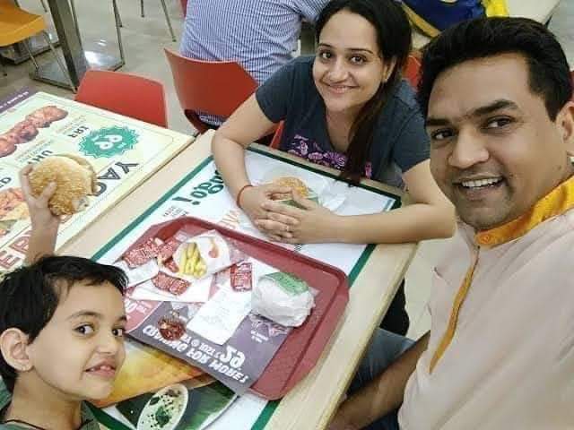 KanojiaPJ's tweet photo. तेरे बच्चे मैकडोनाल्ड में और मेरे बच्चे कब्रस्तान में। सब याद रखा जाएगा! तेरी हर मुस्कुराहट पर लार बनके टपकते मेरे आंसुओं का हिसाब लिखा जाएगा.... https://t.co/RRvYzXstu3