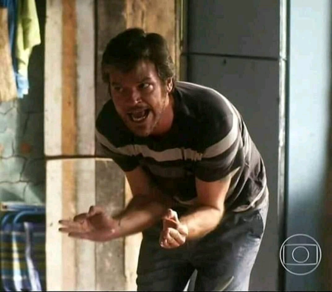 edytthecullen's tweet photo. esse livro tá me deixando doida pq tem o lance da banks com o kai no passado mas a banks é irmã do damon o damon fez um monte de merda com a rika e os outros caras mas aí a banks quer o kai e o kai quer a banks mas a banks vai proteger o damon pq é irmão dela https://t.co/HWLWevx127