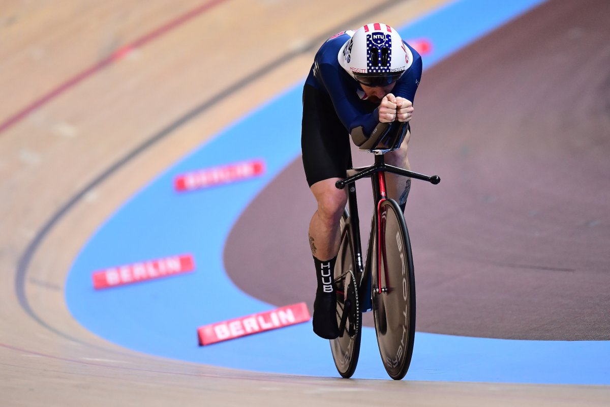 🚨NEW BEST TIME 🚨

Former IP World Record Holder, Ashton Lambie 🇺🇸rides to an amazing 4:03.640 to take the lead!  #Berlin2020 <a href="/usacycling/">USA Cycling</a>