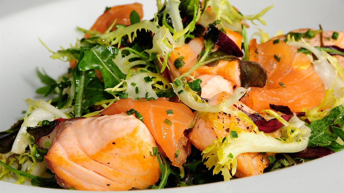 LaModernaTapas's tweet photo. La ensalada verde es el plato más consumido en España y la ensalada La Moderna es uno de nuestros platos estrella. Elaborada con ingredientes 100% naturales, es la opción perfecta para un buen comienzo. #Sevilla https://t.co/kxmKksWYUo