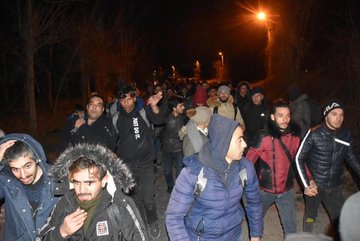 Argostroloji's tweet photo. Bizim o "yazıktır, günahtır" diye ülkemize aldığımız,iş verdiğimiz,kalacak yer verdiğimiz mülteciler şuan 33 şehidimiz olmasına rağmen güle oynaya Avrupa'ya doğru gidiyorlar.Hepsi genç,hepsinin eli ayağı tutuyor.Benim insanım ölmesin, bunlar umrumda değil. https://t.co/iyivpNyJP7
