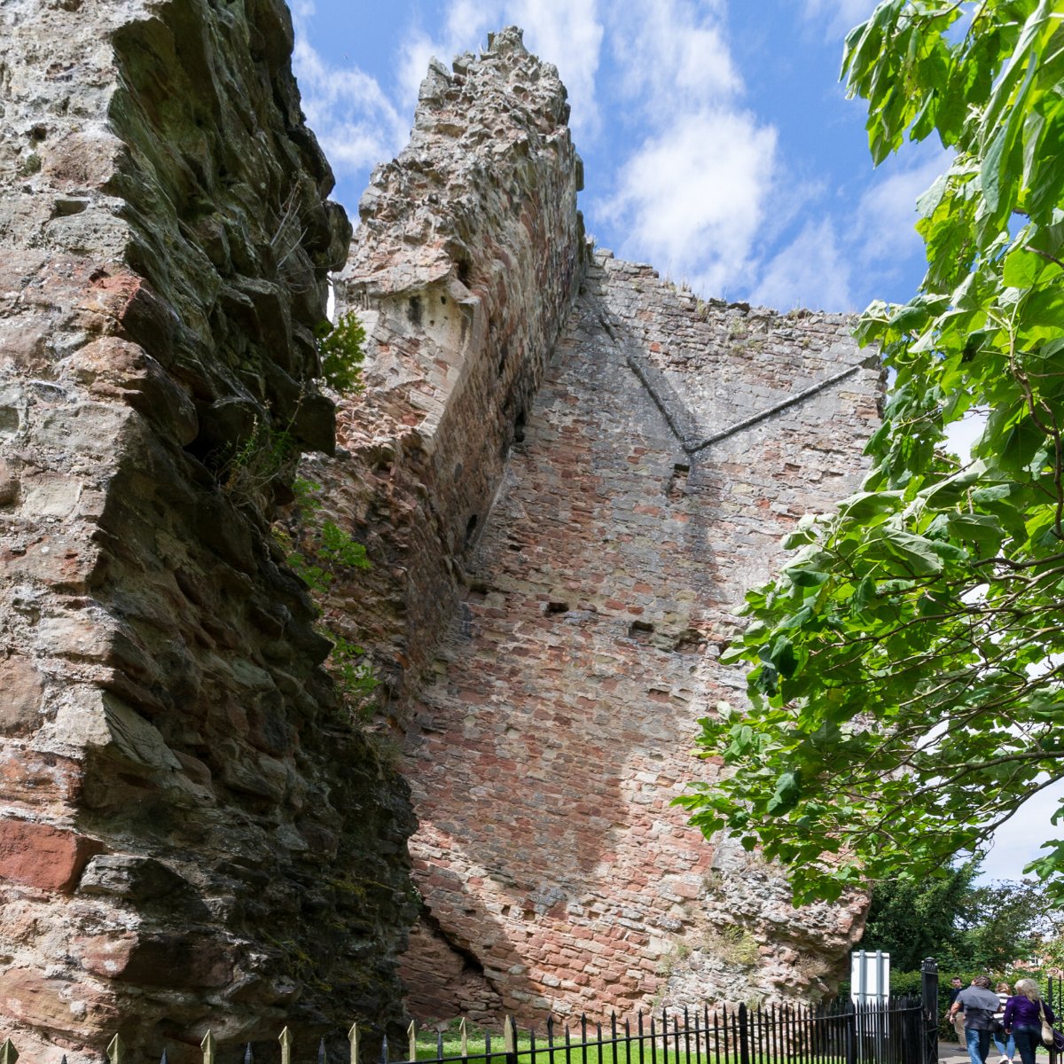 Fun fact Friday: Did you know Bridgnorth castle now leans at an angle of 15 degrees, 4 times more than the 'leaning tower of Pisa'? 

📍Stanmore Hall Touring Park, Bridgnorth