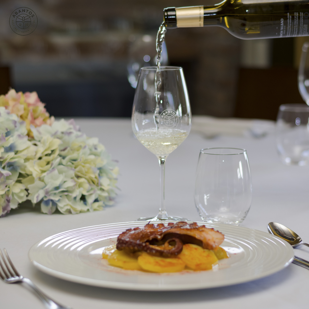 📅 Este año tienes un día más para disfrutar de #RestauranteAbantos en el #ClubdeGolfSojuela
🍽 No desaproveches la oportunidad, date un homenaje con nosotros y disfruta de una comida especial 🥂
☎ Reservas en el 941 446 773.
✔ Más info, bit.ly/2Pa2hcb