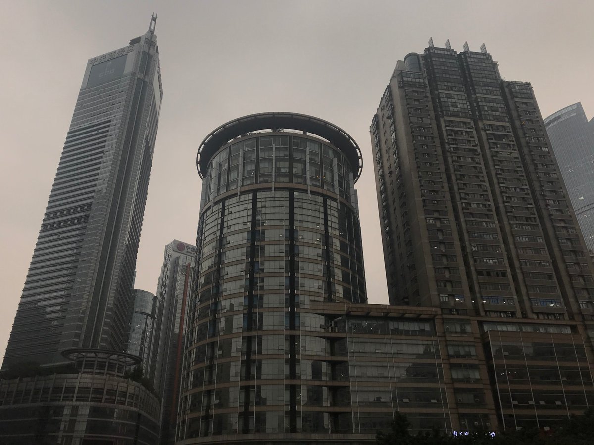 重慶マニアjintang 重慶マニア 好評発売中 A Twitteren 異なるビル ですが綺麗に と並んでいるように撮影したもの 解放碑は のビルのように自然に60階越えの高層ビル が建っています 一方 江北は深圳や上海浦東などと同じく区画整理された高層ビル群 重慶