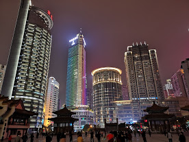 重慶マニアjintang 重慶マニア 好評発売中 A Twitteren 異なるビル ですが綺麗に と並んでいるように撮影したもの 解放碑は のビルのように自然に60階越えの高層ビル が建っています 一方 江北は深圳や上海浦東などと同じく区画整理された高層ビル群 重慶