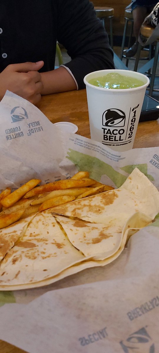 DaddyEJ69's tweet photo. Dinner date with @crls1818 before proceeding at the groups event at Chilltop, Cubao, QC, 8pm with the rest of my group - The Captains Club Manila Secrets. Dito laging masaya! #tacobells #gatewaymall https://t.co/WMe3NvuHXS
