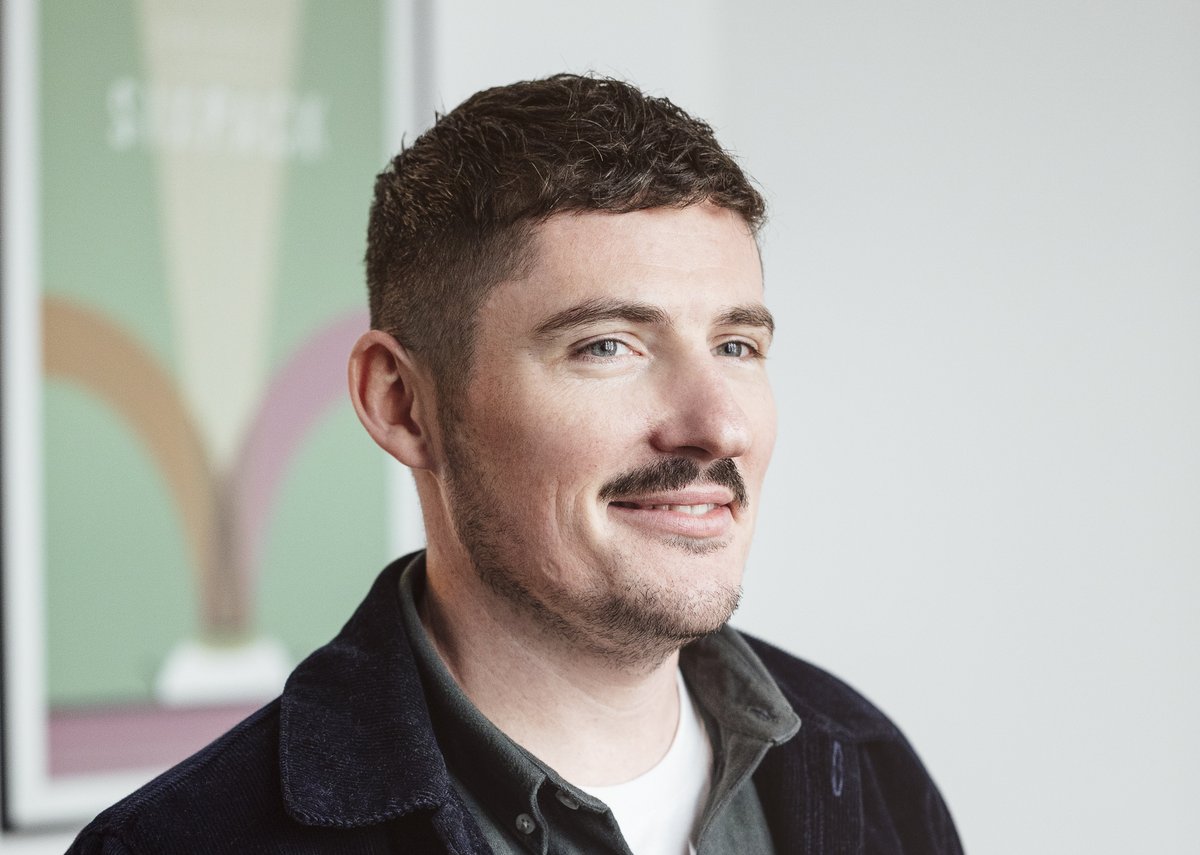 Puisqu'il a croqué toute la team, les rôles s'inversent, on vous présente Guillaume, le fondateur d'Insight.😅👉linkedin.com/posts/agence-i…