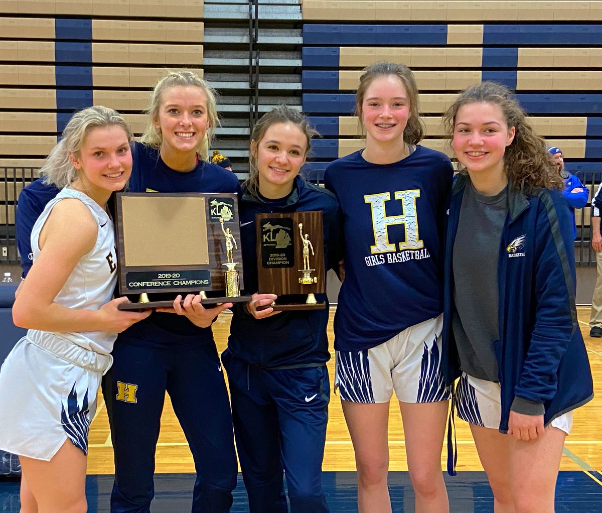 Mamaroach143's tweet photo. These 2022’s are #myfabfive Congrats Ladies! 💙💛🦅
#hartlandproud #KLAAChamps https://t.co/u3KiW9mBQP