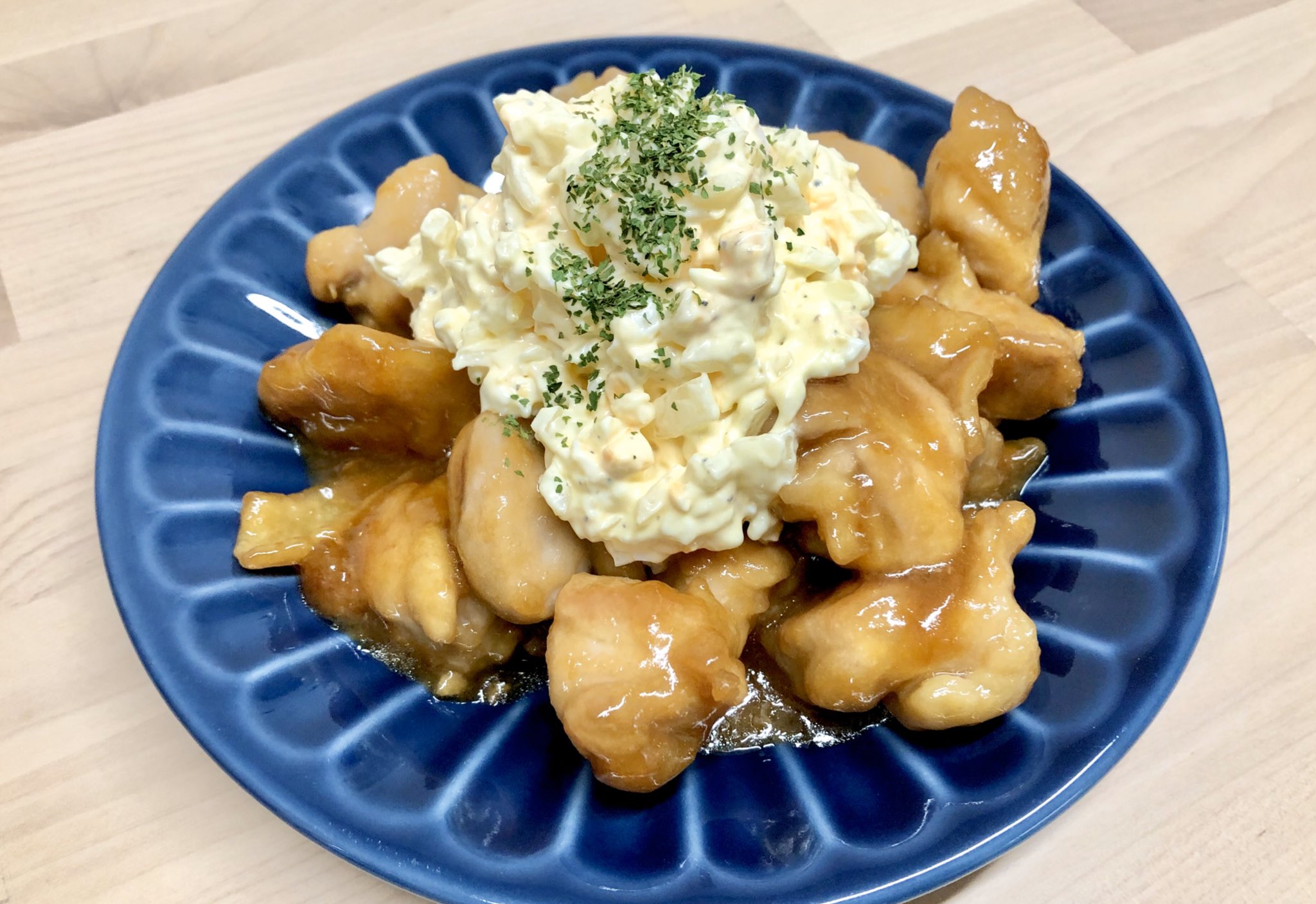 ぼく イラスト料理研究家 分でできる鬼うま 揚げないタルタルチキン南蛮 鶏肉1枚をカットし片栗粉大2をまぶす フライパンで焼く 調味料を投入 醤油大1 酢大1 砂糖大1 皿に盛り タルタルをかけて完成 3分でできるタルタル