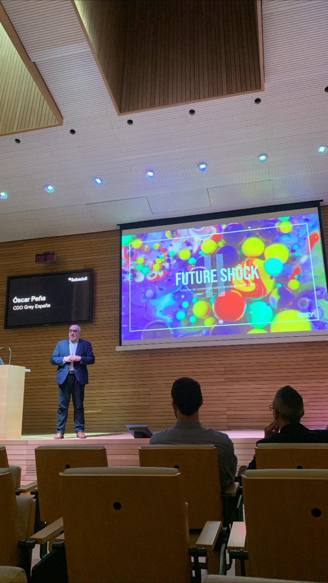 Ayer, @oscarpeu presentó el informe #FutureShock al equipo de marketing de <a href="/BancoSabadell/">Banco Sabadell</a> y a Grey Barcelona. Una vez más, nos invito a pensar como futuristas para entender todo lo que está por venir.