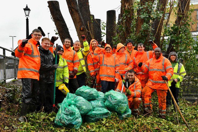 LBofHounslow's tweet photo. Huge thanks to everyone involved in today’s clear-up; @WildLondon, @HounslowHways @CllrSteveCurran and volunteers from @JCDecaux_UK for making it happen.. Now that’s what we call #TeamWork…time for a well-deserved cuppa! ☕️ #BrentfordBridge https://t.co/i1OcnR8056