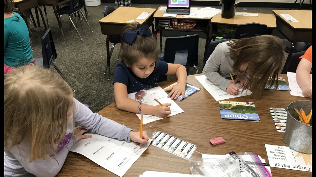 CrenshawNFirst's tweet photo. Students are loving using informational text in First Grade @WISDHardy 📚 https://t.co/ZSOfCuPYvC