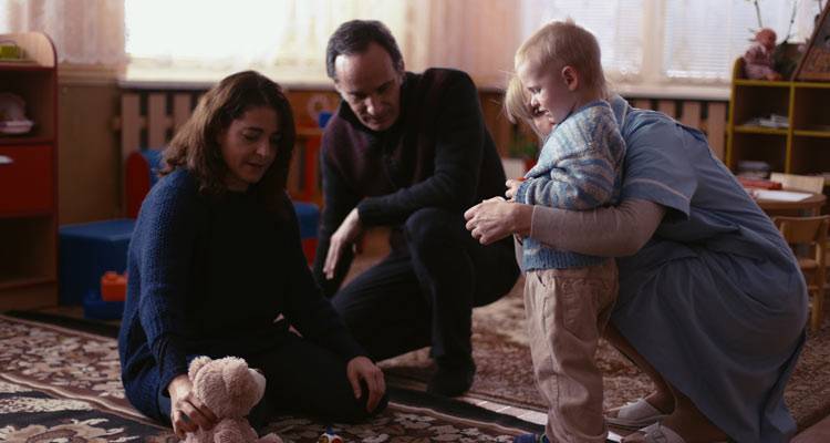 Version_TVE's tweet photo. Quieren adoptar a un niño en un país de la Europa del Este. Pero el camino no será fácil...Abordamos el tema de la #Adopción con Daniela Fejerman, Anne Igartiburu y Anna Badía que nos cuentan su experiencia en primera persona. D.22:25H en @la2_tve https://t.co/zplCEa7oap