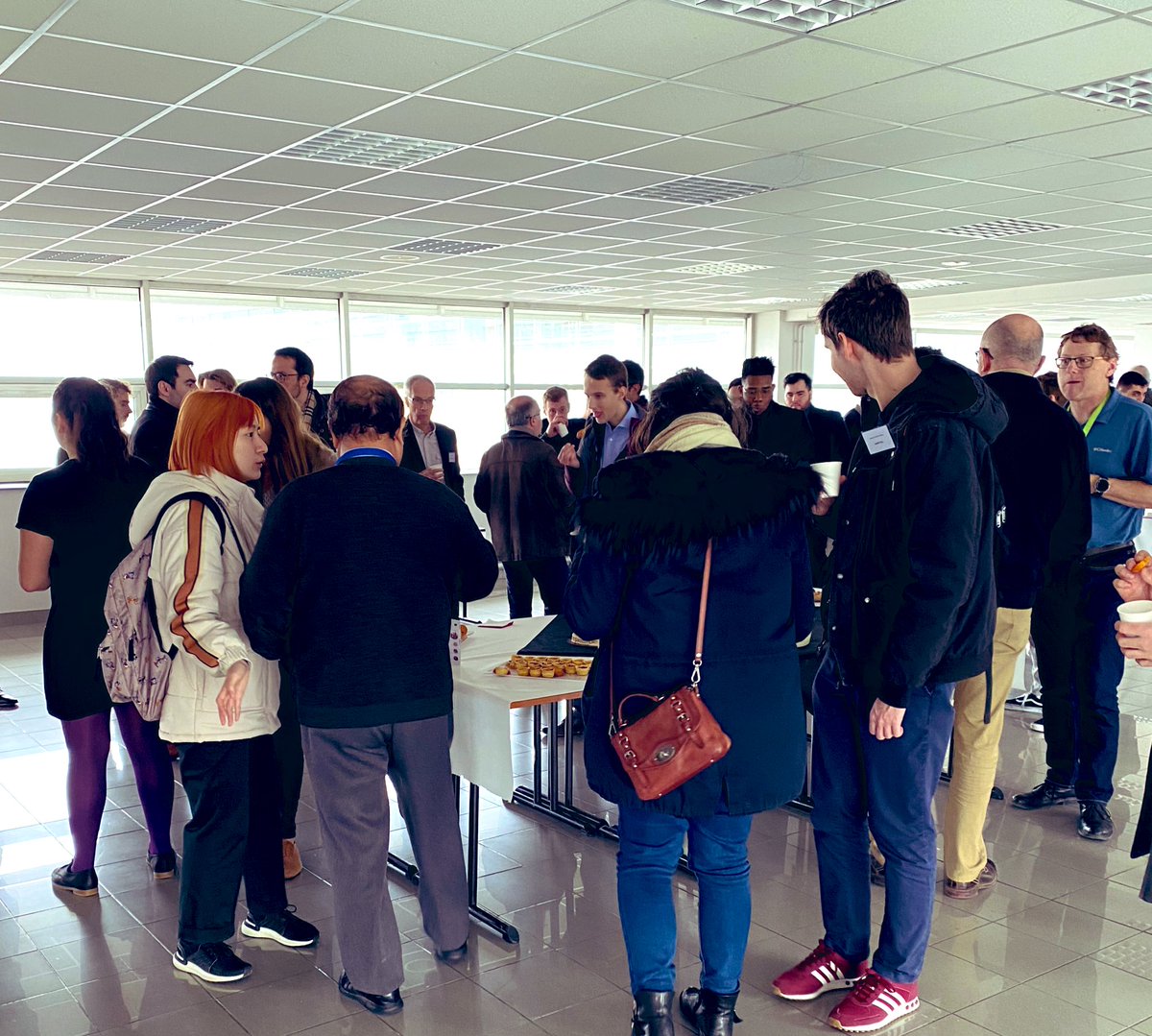 UTTroyes's tweet photo. Petit break en cette fin de matinée de soutenance: étudiants, enseignants et tuteurs se retrouvent, tous ensemble, en M104 pour le déjeuner.
Bon courage à tous les autres qui vont soutenir cet après-midi !
#Soutenances2020 #UTTPro https://t.co/uEv4G2zGwZ