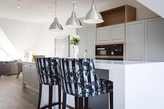 The Home Bar| 🍸🥒🍋
Upgrade your kitchen island or breakfast bar with bespoke bar stools. We can help you design the perfect stools to add a lush finish to your bar area – from choice of wood stain, metal finishes and fabric upholstery to exacting heig… ift.tt/3cgcsWC