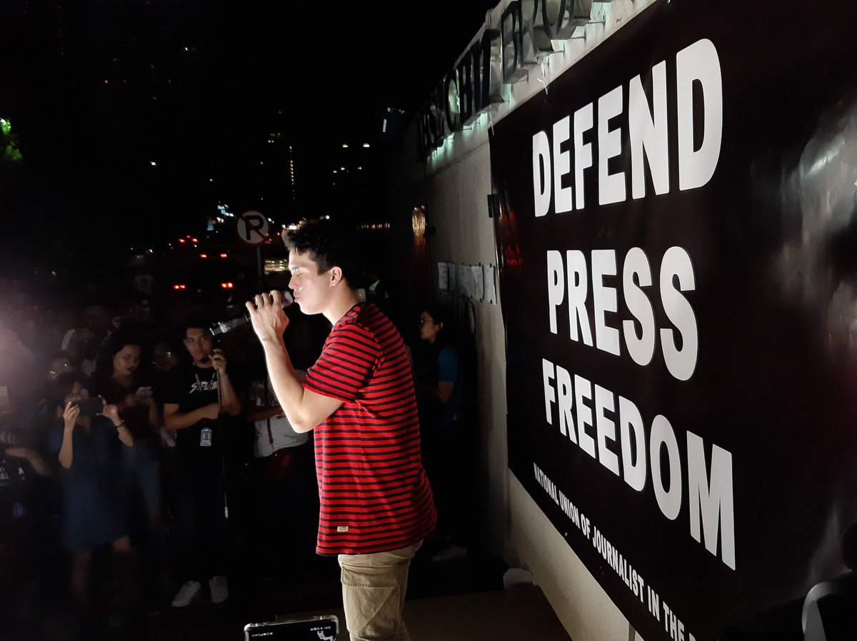 Elmo Magalona inawit ang awitin ng kaniyang ama na "Kaleidoscope World" sa pagtitipon sa labas ng ABS-CBN para sa #ABSCBNfranchise renewal | via <a href="/cedrickkbasco/">Karl Cedrick Basco</a>