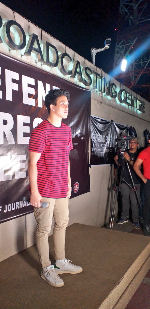nujp's tweet photo. Artist Elmo Magalona sings his father's song, Francis M's "Kaleidoscope World" for the crowd of people gathered in front of the gate.

#Yes2Franchise https://t.co/38PoNsE5MJ
