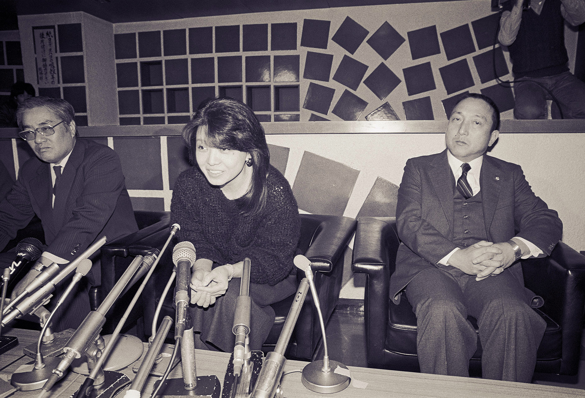 石田昌隆 on Twitter: "1984年3月5日、都はるみが「普通のおばさんになりたい」と引退宣言した記者会見を撮影しました。場所は、知っている人は後ろの壁で判ると思うけど、赤坂の日本コロンビアのロビーです。ぼくは最前列で撮っていて、後ろには、梨元勝とかテレビでよく ...
