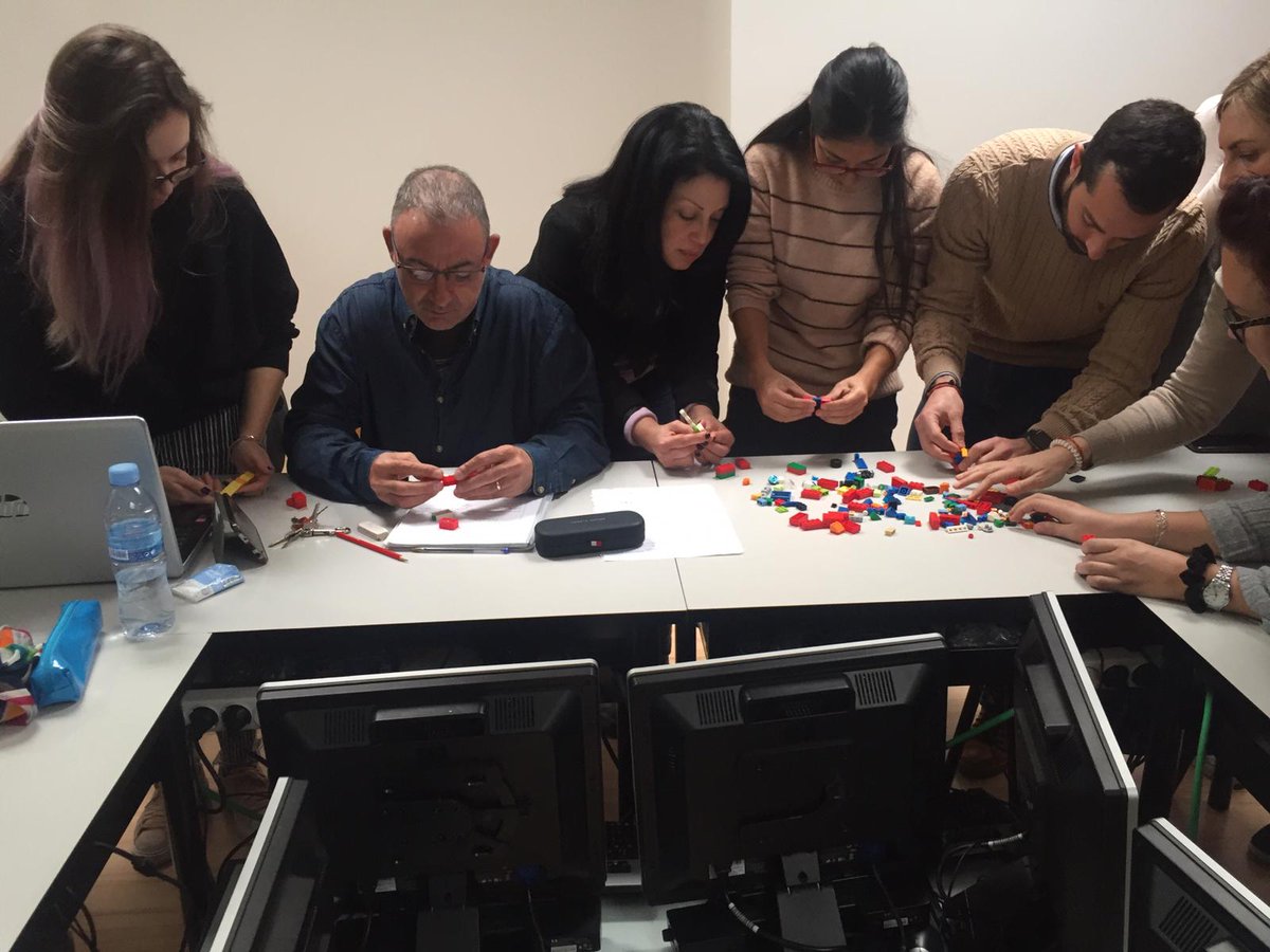 Betaformacion's tweet photo. ❗️El alumnado del módulo de emprendedurismo del curso de inglés B2 de Labora dejó volar su imaginación y expresó sus emociones a través de piezas de lego❗️

#emprendedurismo #torrent #LaEmociónDeAprender https://t.co/wmUDMDy4m4
