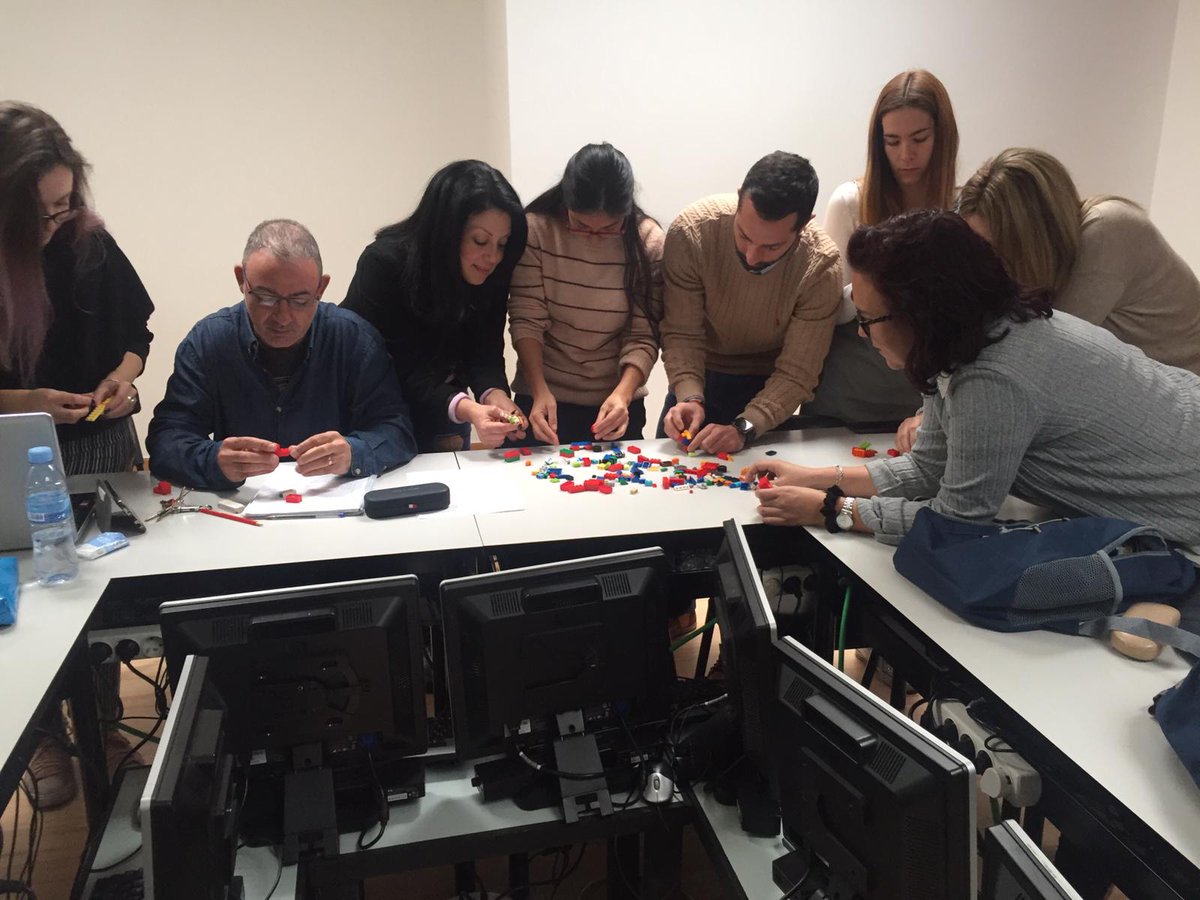Betaformacion's tweet photo. ❗️El alumnado del módulo de emprendedurismo del curso de inglés B2 de Labora dejó volar su imaginación y expresó sus emociones a través de piezas de lego❗️

#emprendedurismo #torrent #LaEmociónDeAprender https://t.co/wmUDMDy4m4