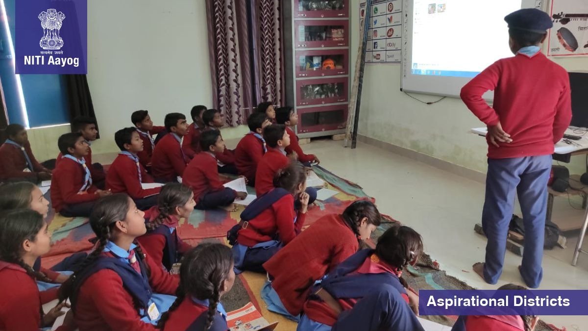 46 smart classrooms have been made operational in  #AspirationalDistrict Chitrakoot, where teachers are using technology effectively to teach children & improve their learning outcomes. A very apt message on  #NationalScienceDay for students - Don't just fly, soar 