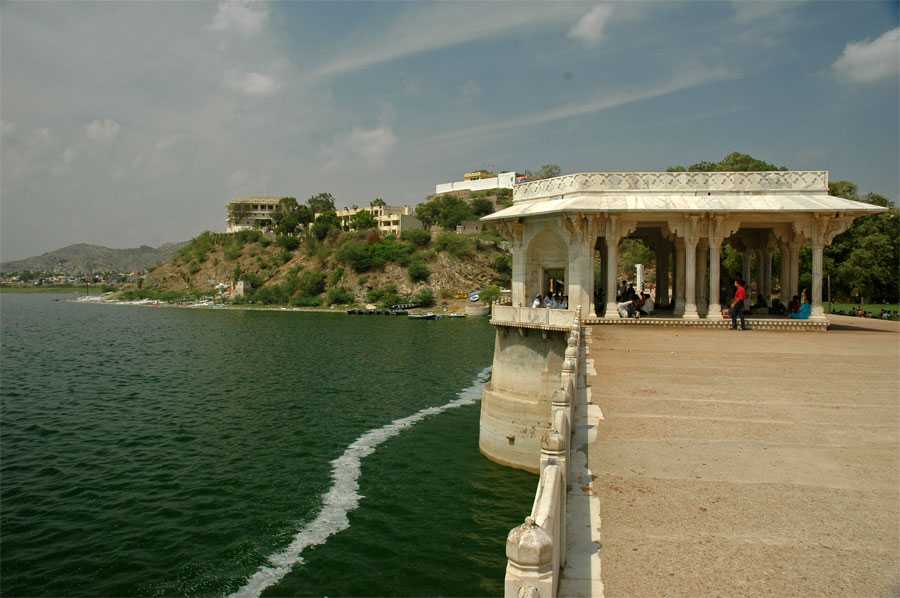 indiacarhire's tweet photo. #AnaSagar #Lake is an #artificial #lake #situated in the #city of #Ajmer in #Rajasthan state in #India. It was built by #Arnoraja, the #grandfather of #PrithvirajChauhan, in 1135 -1150 AD and is named after him.

#AjmerAttractions #AjmerTourism #Ajmertrip

https://t.co/hfeGF3t9ir https://t.co/h5SNldIxuJ
