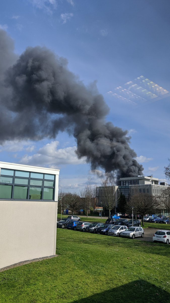 Noobtek's tweet photo. Incendie assez impressionnant à l'espace européen de l'entreprise à #schiltigheim 😱 https://t.co/UDwqBSmprA