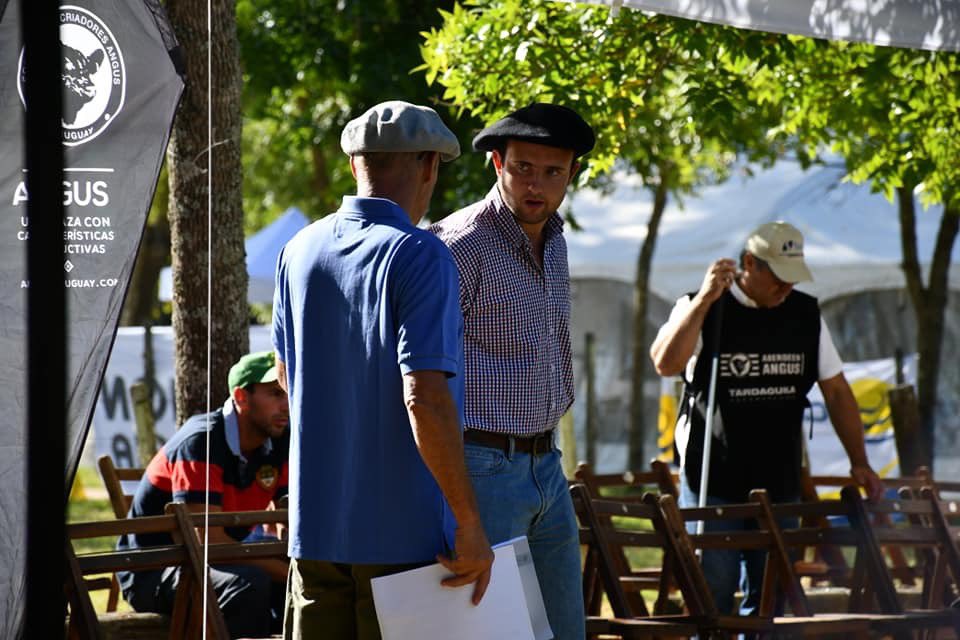 Damos comienzo a la Jura de la Raza Aberdeen Angus en la pista de bovinos de ests nueva edición de #ExpoDurazno 2️⃣0️⃣2️⃣0️⃣
#EncuentroGenéticodelpaís
