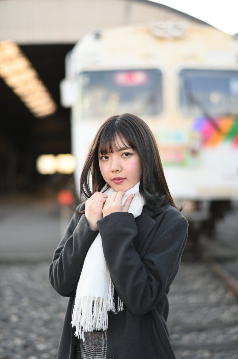 HolorinHikaru's tweet photo. 2/11 #夢宮まりあ @twinkle_kmmc07 さん #キミマチ撮影会 から（１０）。

日が傾いて、ちょっと寒くなってきた😆

(#アルピコ交通 様全面協力のもと安全に配慮して撮影しております）

#上高地線 #新村駅

#松

#NIKON #Z7 #AFS58(AF-S NIKKOR 58mm f/1.4G) https://t.co/b3KawHqEkO