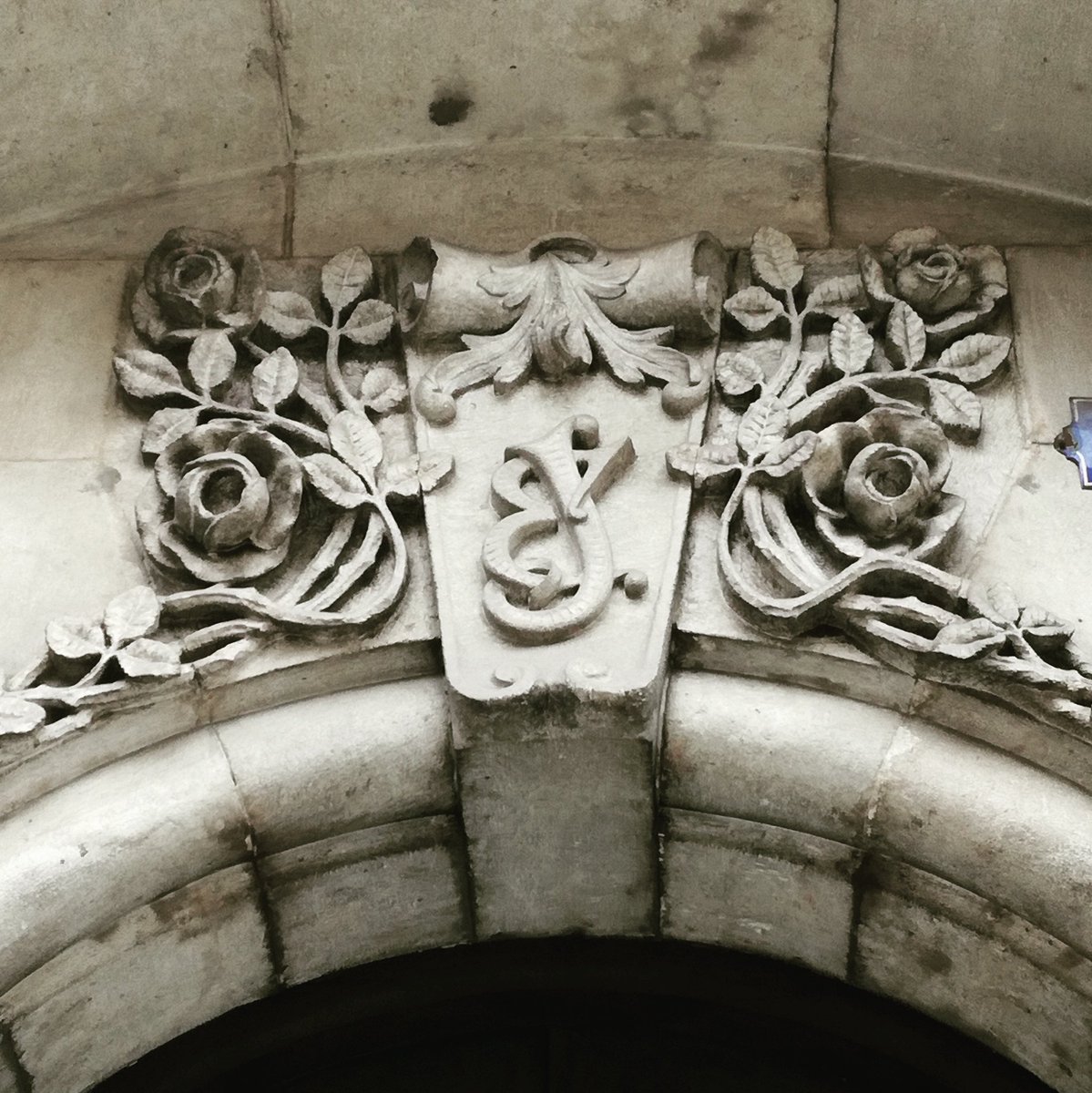 AgusGiralt's tweet photo. Les cases de la carretera de Sants tenen nom i cognom. Aquí un detall de la casa Jaume Estrada. Sobre la porta podeu llegir una J i una E superposades. Un edifici de Modest Feu i Estrada. #patrimonimodest #sants #modestfeu #arquitectura https://t.co/SZOf9hPr9Z