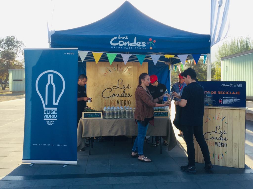 Último día de la campaña #LasCondesEligeVidrio. Hasta las 13:00 hrs en la salida de los metros: El Golf, Manquehue y Los Dominicos podrán ir a cambiar su botella plástica por una de vidrio. Gracias por el apoyo <a href="/EligeVidrio/">Elige Vidrio</a>