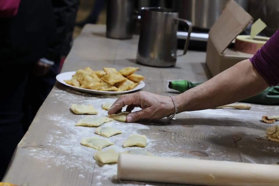 hautesalpes's tweet photo. Pour la première fois au @Salondelagri, la recette ancestrale des #Tourtons du @ChampsaurValgo expliquée de A à Z par le maître Jean Louis Pellegrin et Régine Ranguis. Un sacré tour de main ! #SIA2020 https://t.co/wEN6uave84