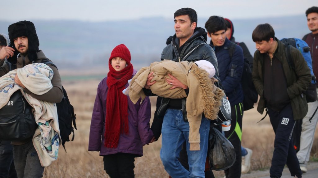 RVeelo's tweet photo. Erdogan zet de deur van de EU open. Dat hij dat kan is de verantwoordelijkheid van Angela Merkel en Mark Rutte. Terwijl Merkel en Rutte ruzie maken over geld haalt de werkelijkheid de EU genadeloos in. Column: https://t.co/LxPOVwXtVU https://t.co/EsPYRqdk86