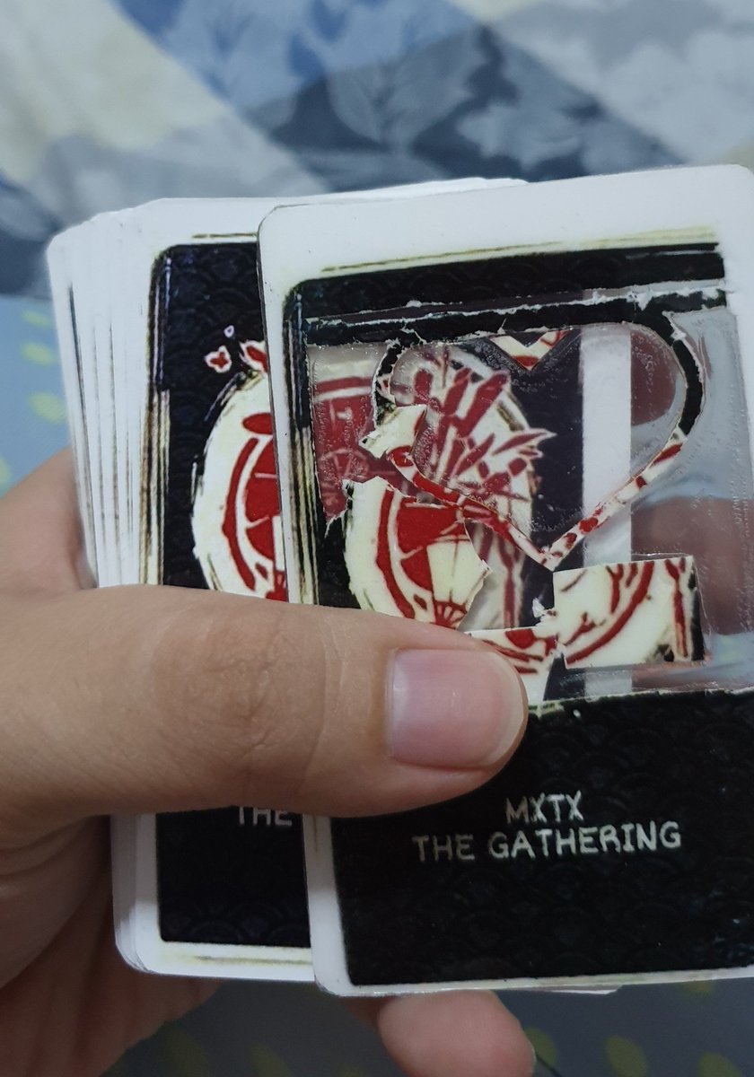 PlotThief's tweet photo. @kimithealien apparently had some laminate sheets lying around sooo #DIY #lamination XDDD
#mxtxthegathering #shenyuan #svsss #transparentcard #piratedcopy https://t.co/0S39lw2DYs