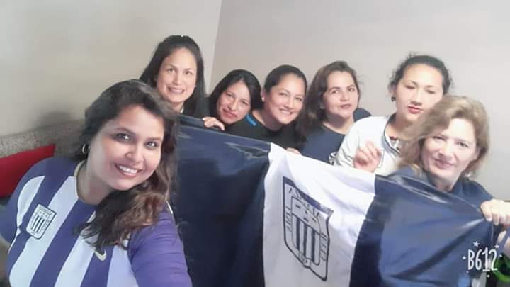 kissblue17's tweet photo. Hoy es #viernesgrone ✌️🍷 a un día de la graduación 🎓💙💙 #Psicologia #cientificaDelSur 💙💙 #AlianzaLima https://t.co/jo5ljhTJXu