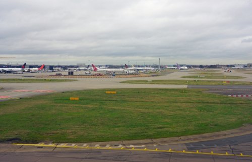 Heathrow Airport third runway plans ruled "unlawful" ow.ly/kNRy30qltxD #Heathrow #transport #emissions #netzero #climate #pollution #aviation #economy