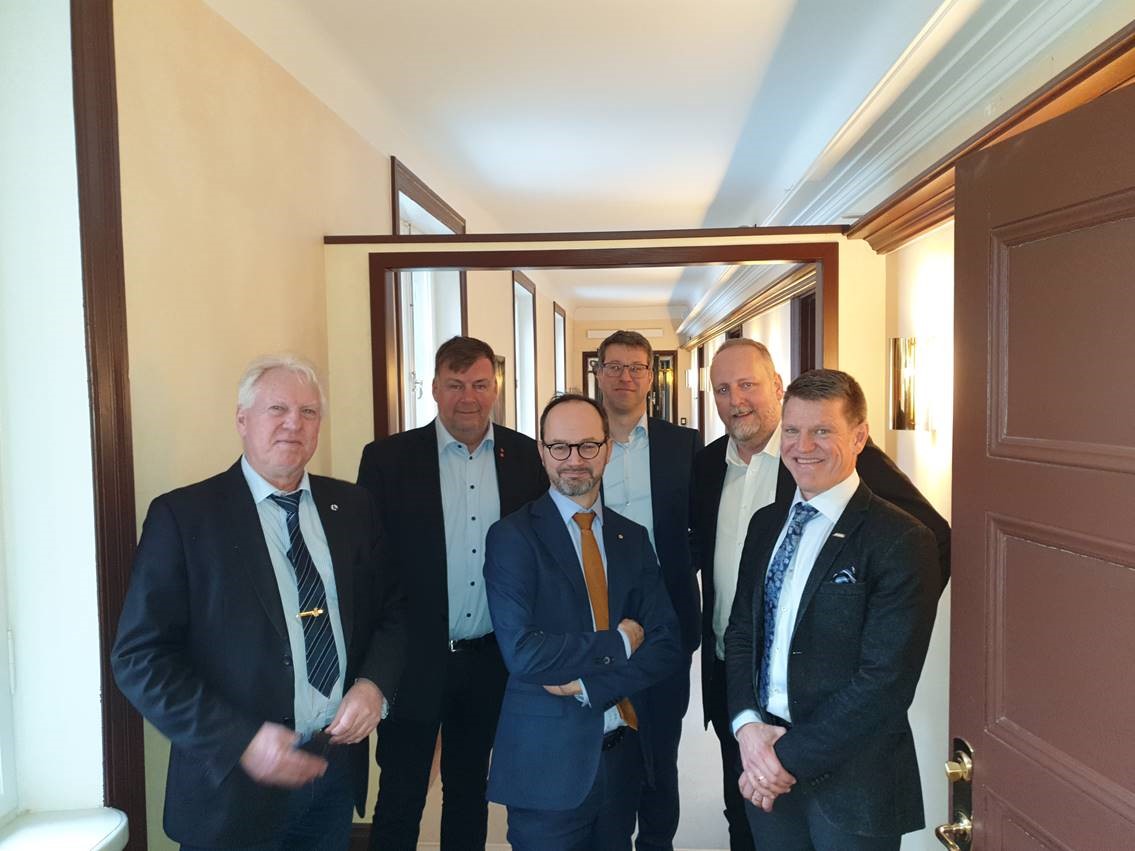 Igår var #Blåtillväxt (<a href="/Sweshipofficial/">Svensk Sjöfart</a> ,
<a href="/sjobefal/">Sjöbefälsföreningen</a>, <a href="/sekosjofolk/">Seko sjöfolk</a>) på möte med @TomasEneroth. I fokus var våra tre prioriterade frågor; #stämpelskatt, #tonnageskatt och #nettomodell. Läs mer om mötet här: sweship.se/nyhet/bla-till… #sjöfart #infrapol