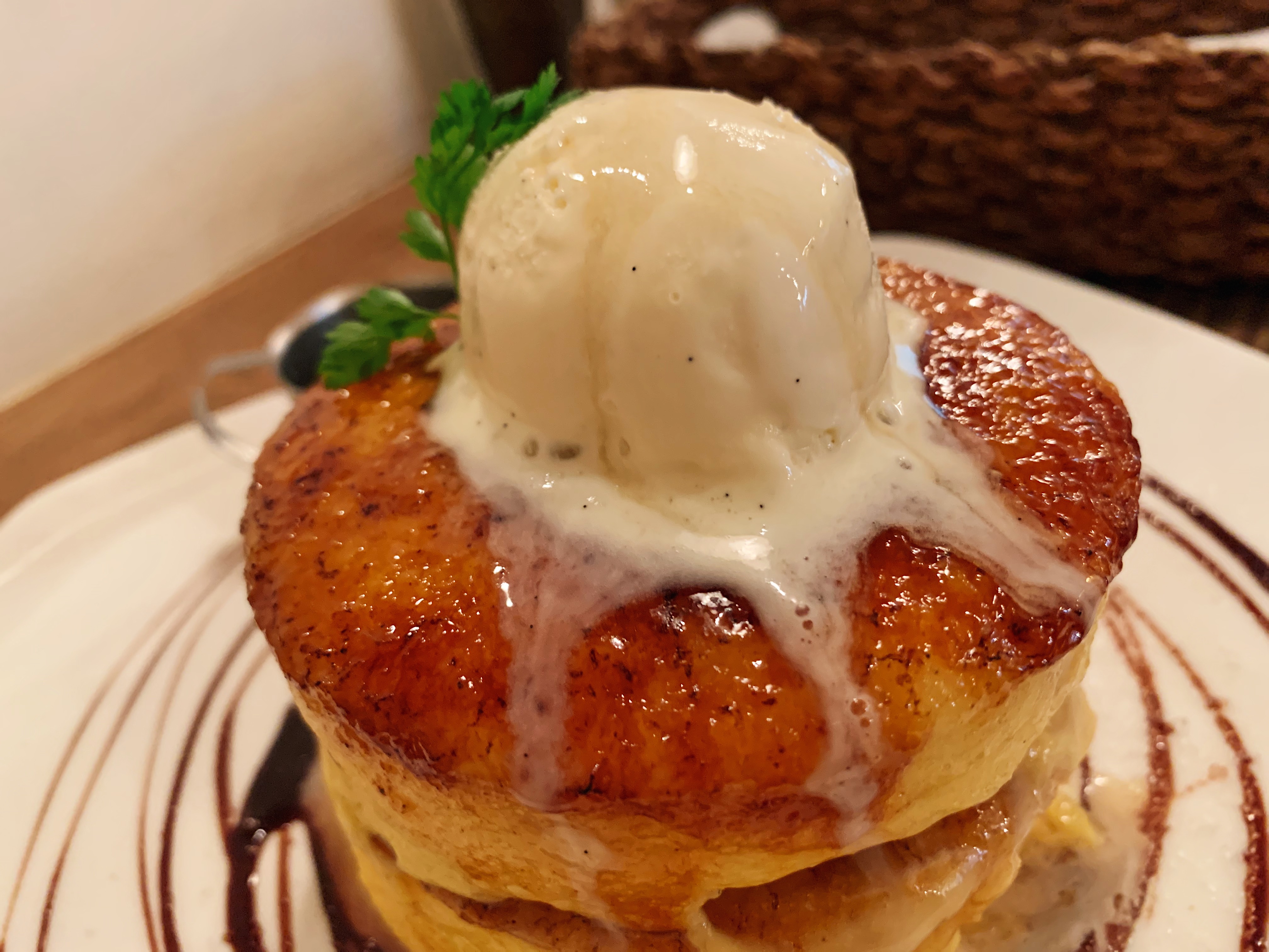 唯一無二の絶品グルメ むにぐるめ Apartment M Cafe 千葉駅から徒歩4分 自家製カスタードをキャラメリゼしたブリュレパンケーキを食べられるカフェ 2段重ねの分厚いパンケーキはオーダーを受けてから焼き上げていて 出来立てを楽しめます