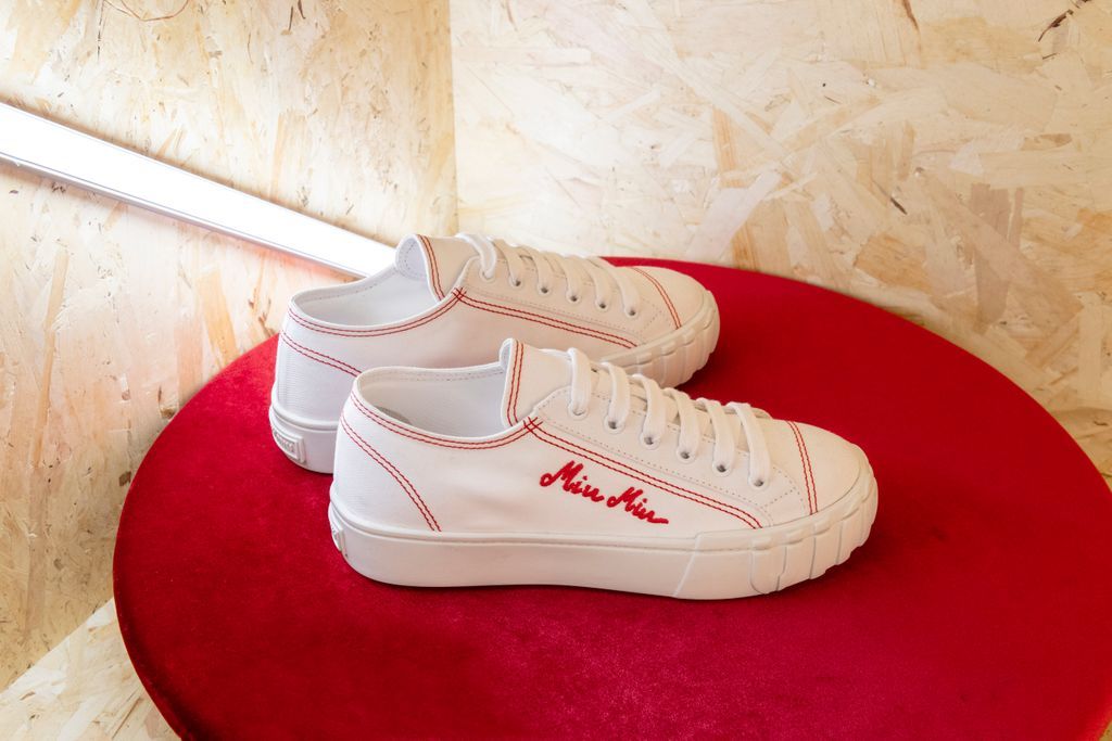 ミュウミュウ のロゴを配した刺繍が特徴の新作キャンバススニーカー